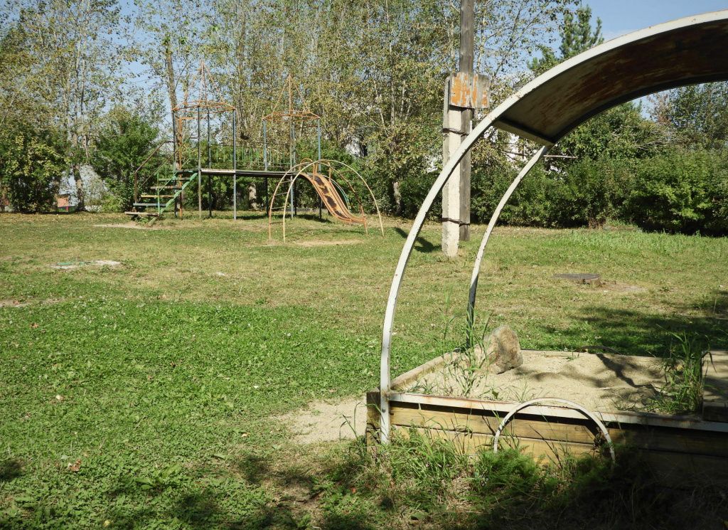 Детская площадка требует обновления и новых игровых конструкций. Фото: Александр Ярошук, «Вечерний Карпинск»