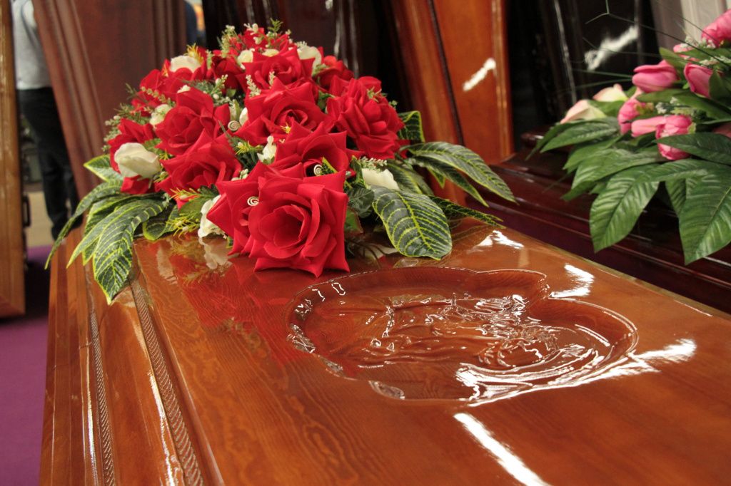 Определенной популярностью пользуются и гробы с резьбой на крышке. Фото: Константин Бобылев, “Глобус”