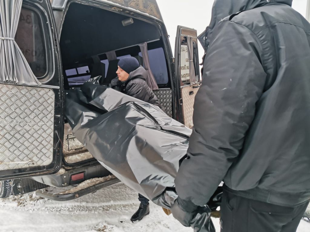 Тело помещают в черный мешок на месте смерти, на носилках уносят в катафалк, который доставляет усопшего либо в морг, либо в холодильник “Обряда”. Фото: Константин Бобылев, “Глобус” Тело помещают в черный мешок на месте смерти, на носилках уносят в катафалк, который доставляет усопшего либо в морг, либо в холодильник “Обряда”. Фото: Константин Бобылев, “Глобус”