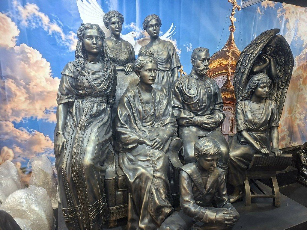 Сегодня рынок предлагает клиентам скульптуры как из природного камня, так и из металла. Фото: компания «Обряд»