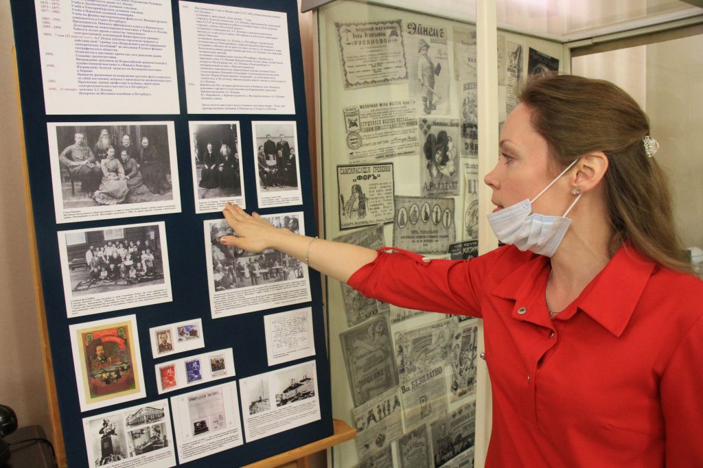 Александра Левина показывает часть экспозиции музея, посвященную семье Поповых. Фото: Константин Бобылев, "Глобус"