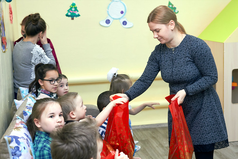 Сладкие подарки стали дополнением к концерту и к дивану. Фото: Вадим Аминов, "Вечерний Краснотурьинск"