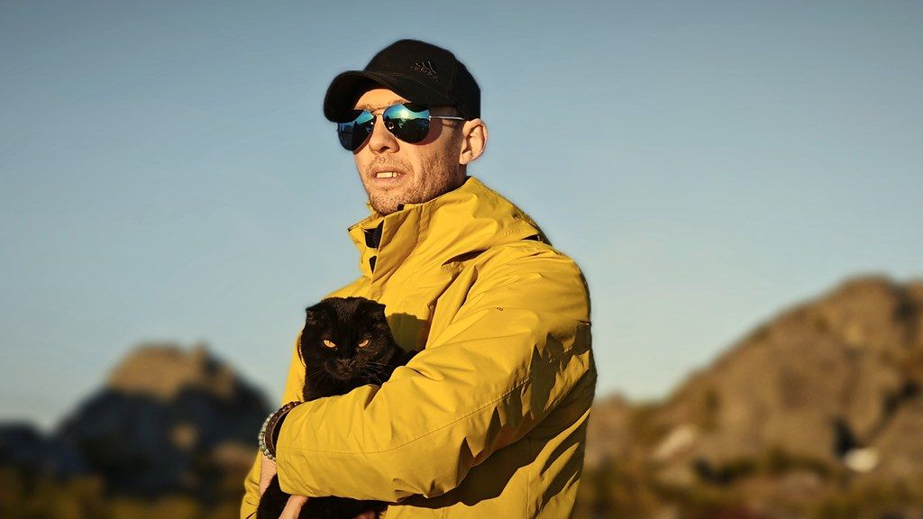 В социальных сетях кошка-альпинистка собирает множество восторженных комментариев. Неудивительно, с такой-то харизмой. Фото: Анатолий Ероховец