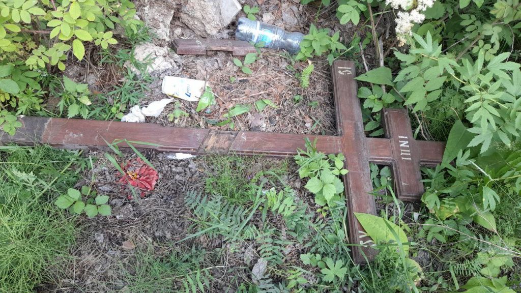 На выкинутом в мусор за территорией погоста кресте начертаны Евангельские знаки: INЦI (Иисус Назорей Царь Иудейский), IС (Иисус ), ХС (Христос). Фото: Андрей Гребенкин, «Глобус»
