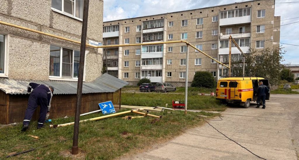 Когда наши журналисты прибыли на место инцидента, то коммунальной техники уже не было. Зато вокруг места аварии они увидели спиленные газовые трубы, а также вырванные стойки. Фото: Екатерина Исакова, «Вечерний Карпинск»