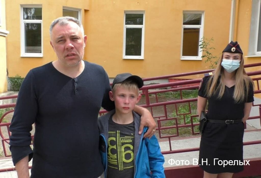 После обследования в больнице Кирилла передали отцу Дмитрию. Фото: пресс-секретарь ГУВД Валерий Горелых После обследования в больнице Кирилла передали отцу Дмитрию. Фото: пресс-секретарь ГУВД Валерий Горелых
