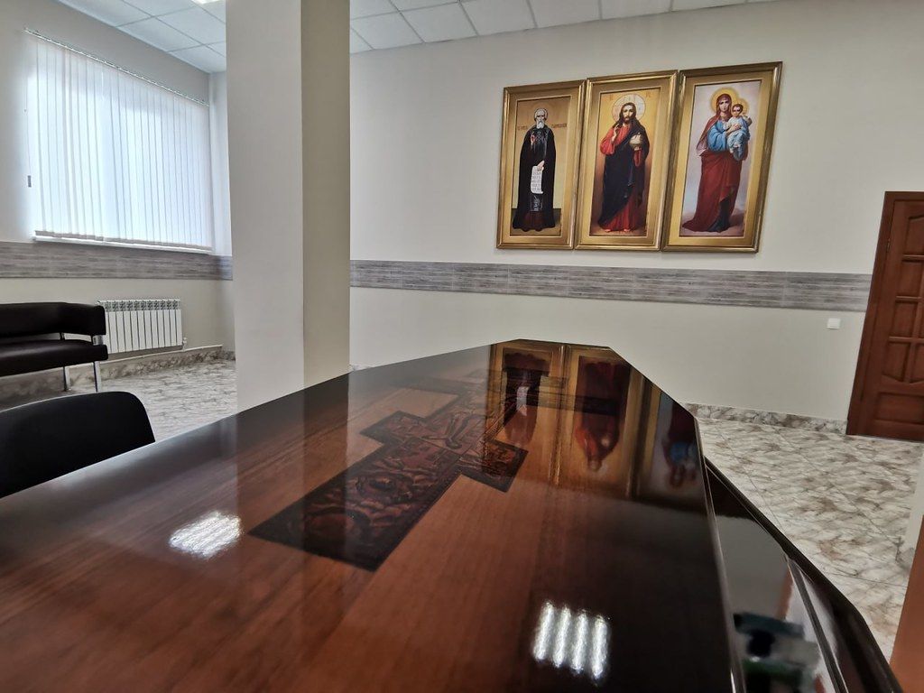 Компания “Обряд” предоставляет клиентам просторные траурные залы для прощальных церемоний. Фото: Константин Бобылев, “Глобус”