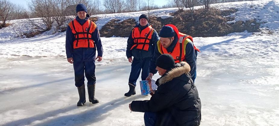 На весеннем льду все еще можно увидеть рыбаков. Спасатели предупреждают об опасности такого досуга