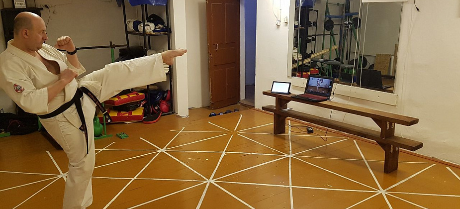 Руководитель детско-юношеского клуба по Киокушинкай каратэ-до проводит онлайн-тренировки для своих воспитанников