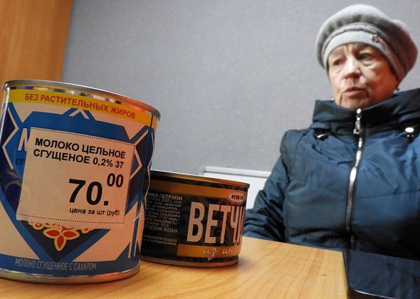 «Думала, подарок к 9 Мая». 96-летней жительнице Карпинска принесли пенсию и навязали купить консервы