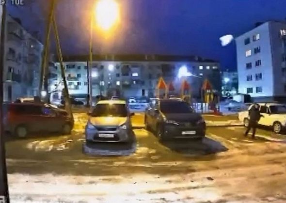 Карпинцы жалуются на подростков, которые кидают снег в окна и в прохожих