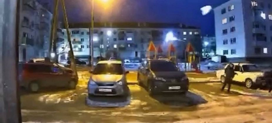 Карпинцы жалуются на подростков, которые кидают снег в окна и в прохожих