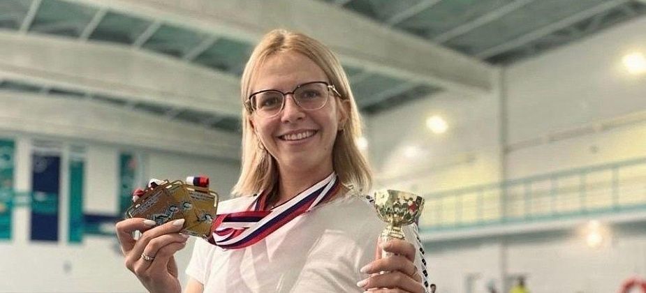 Тренер из Карпинска заняла два первых места на соревнованиях по плаванию
