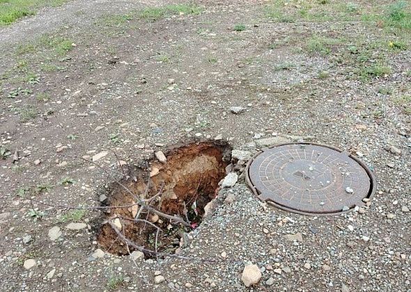 Жители улицы Свободы просят ответственных обратить внимание на глубокую яму рядом с коллектором