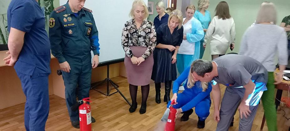 Начальник ОНД лично показал врачам ЦГБ, как нужно пользоваться огнетушителем