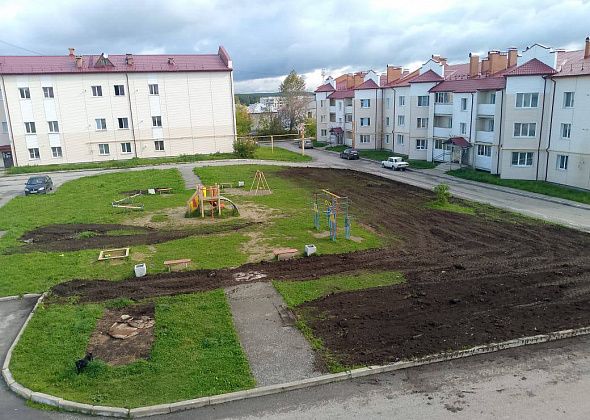 Детскую площадку на Советской засыпали торфом. Жильцы недовольны