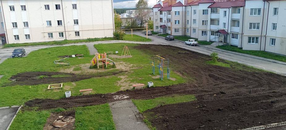 Детскую площадку на Советской засыпали торфом. Жильцы недовольны