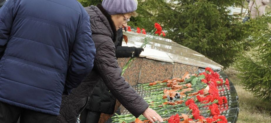 На площади Славы произнесли речи и возложили цветы в память о погибших в Великой Отечественной войне