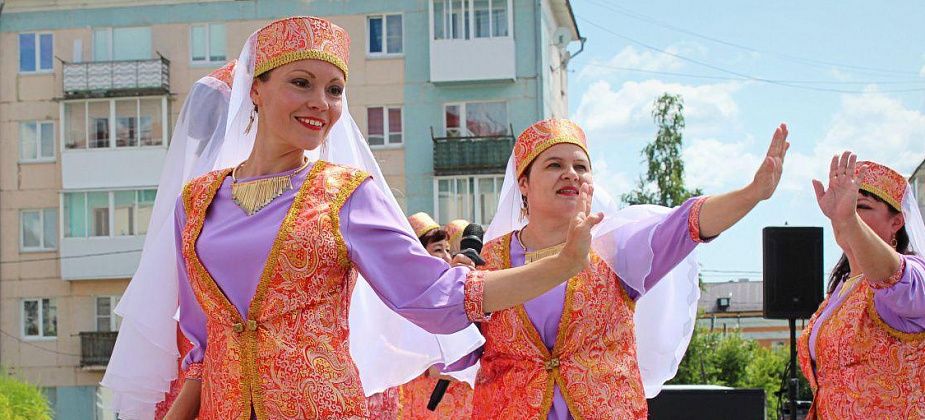 Сегодня на центральной площади Карпинска отпраздновали Сабантуй