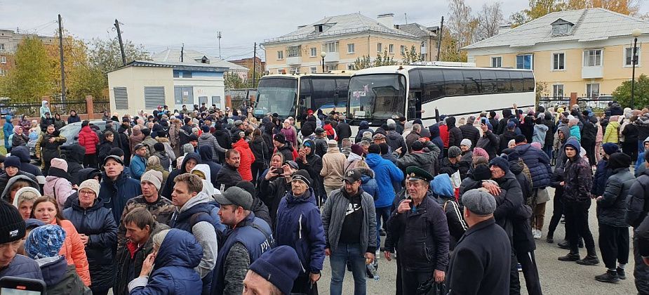 Вчера местный военкомат отправил на службу еще около ста мобилизованных