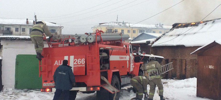 В Карпинске горели заброшенные сараи