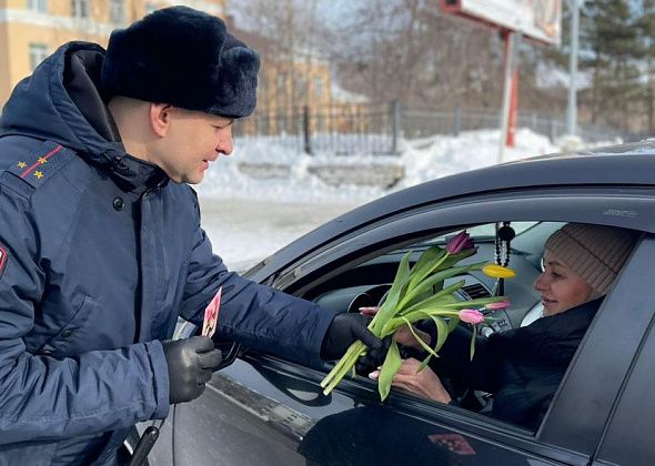 Сегодня карпинские автолюбительницы получали на дорогах цветы