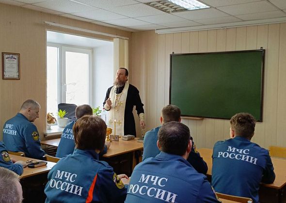 Отец Виктор провел с работниками ПСЧ беседу и окропил святой водой пожарную технику