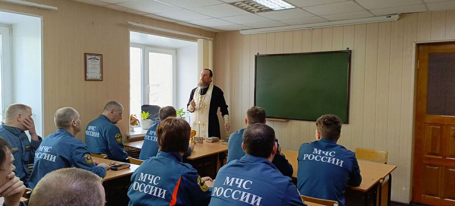 Отец Виктор провел с работниками ПСЧ беседу и окропил святой водой пожарную технику