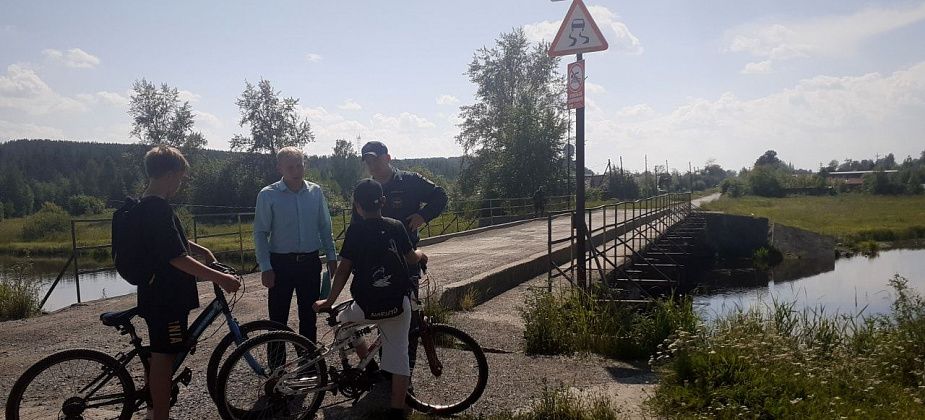 Карпинские пожарные провели соцопрос среди детей. Спрашивали про безопасность на воде