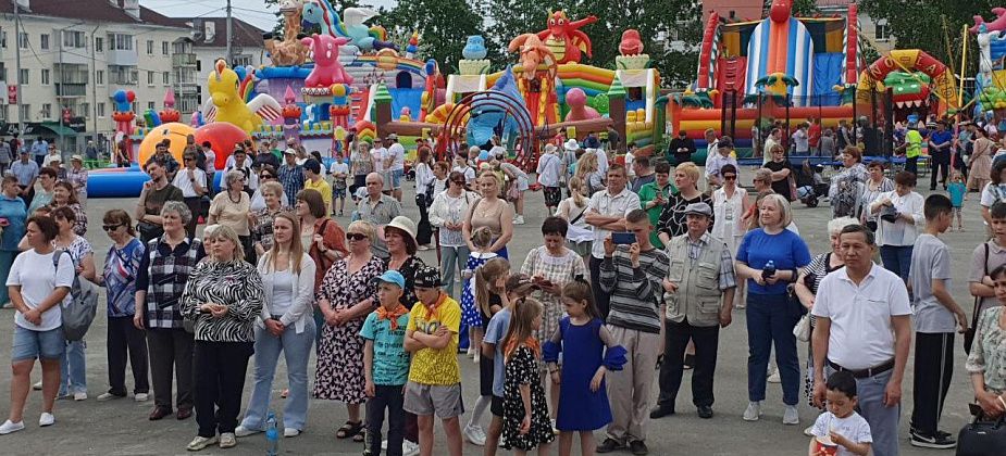 Вчера на площади карпинцы отметили День России