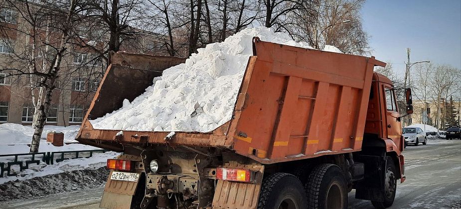 В Карпинске ищут подрядчика, который займется вывозом снега