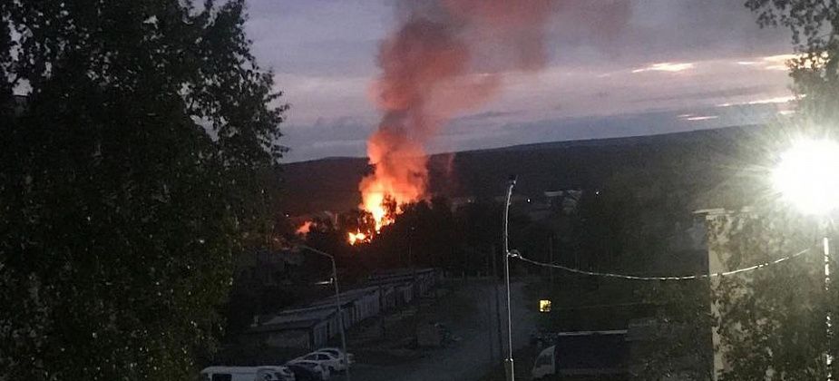 Этой ночью в Карпинске был большой пожар: горел частный дом и другие постройки