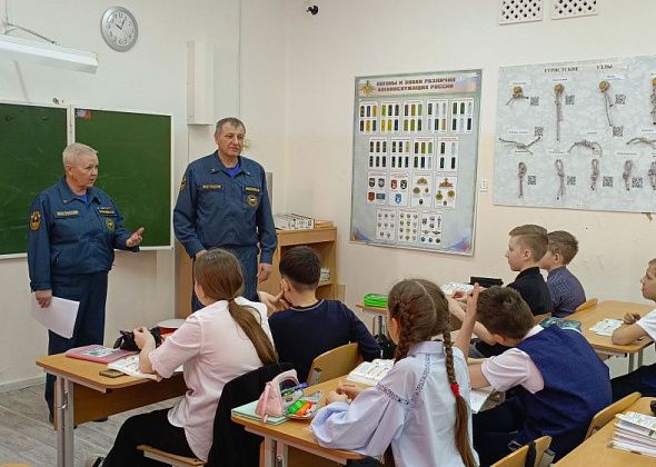Пожарные рассказали ученикам школы №2 об основах безопасности жизнедеятельности