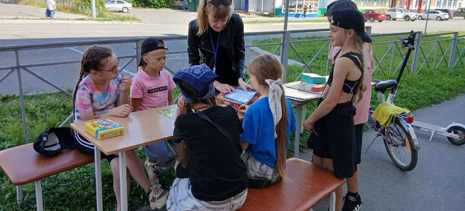 У библиотеки Попова начал работать летний читальный зал под открытым небом