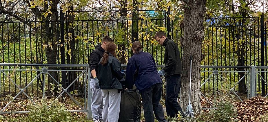 Сегодня карпинские школьники вышли на субботник