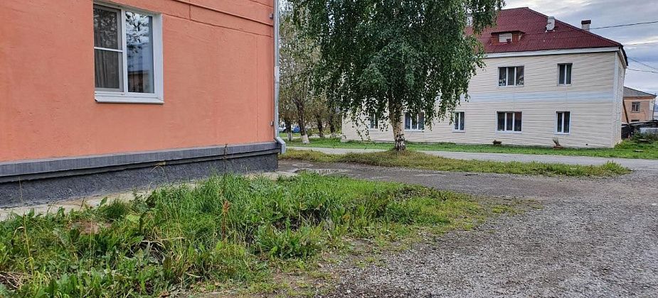 В «УКХ» все-таки запланировали прорыть канаву возле дома, где три года топит подъезд