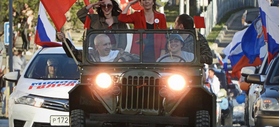 Карпинские автомобилисты проехались по городу праздничной колонной