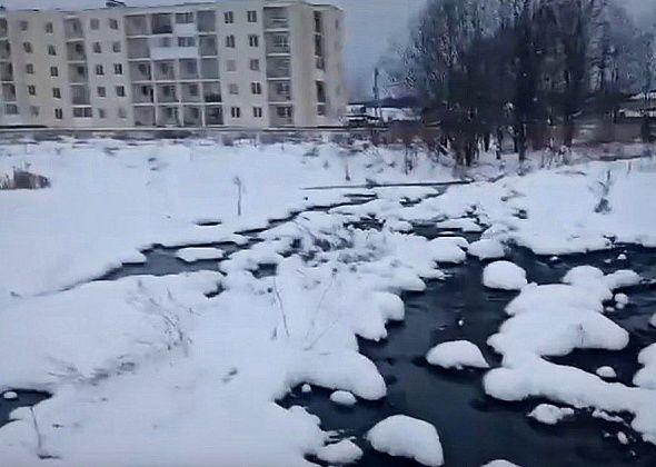 У новостроек по Серова опять изливается канализация