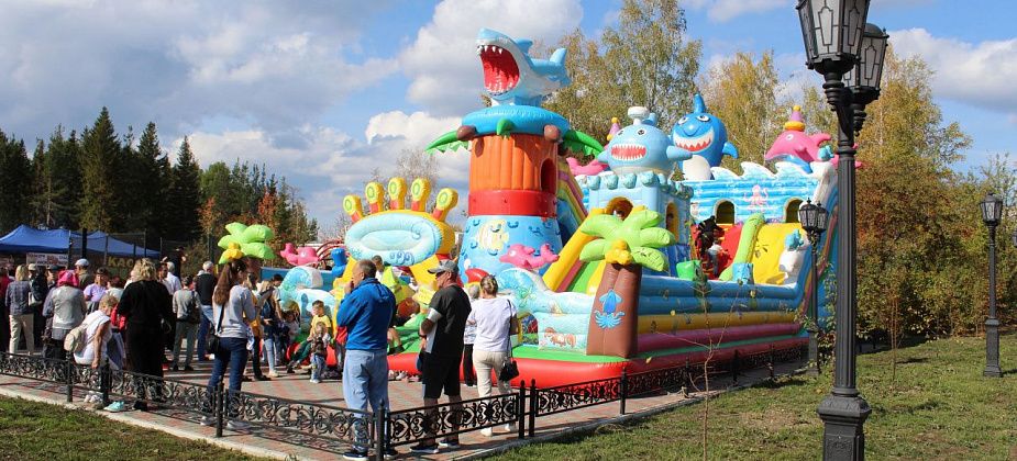 На открытии парка ДКУ ребенок получил травму спины, играя на батутах