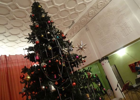 В Карпинске прошла благотворительная елка для детей
