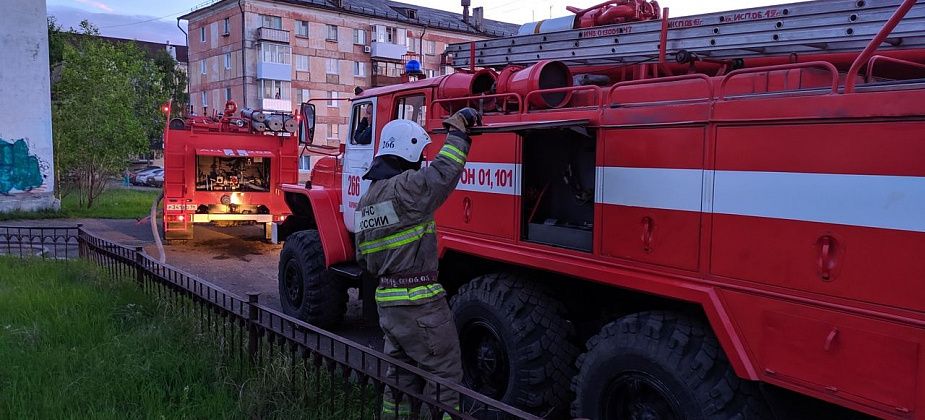 В пятиэтажном доме на Мира случился пожар. Причиной мог стать сигаретный бычок