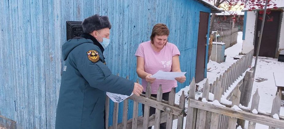 Карпинские пожарные рассказали жителям, чем лучше тушить пламя