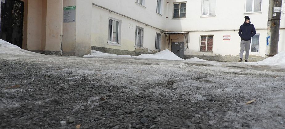 Может ли управляющая компания не чистить двор из-за долга по ЖКУ?