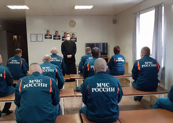 Карпинских пожарных навестил отец Виктор. Отмечали день Иконы Божьей Матери «Неопалимая Купина»