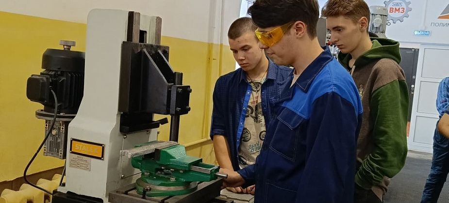 Студенты КМТ провели для школьников экскурсию в мастерской металлообработки