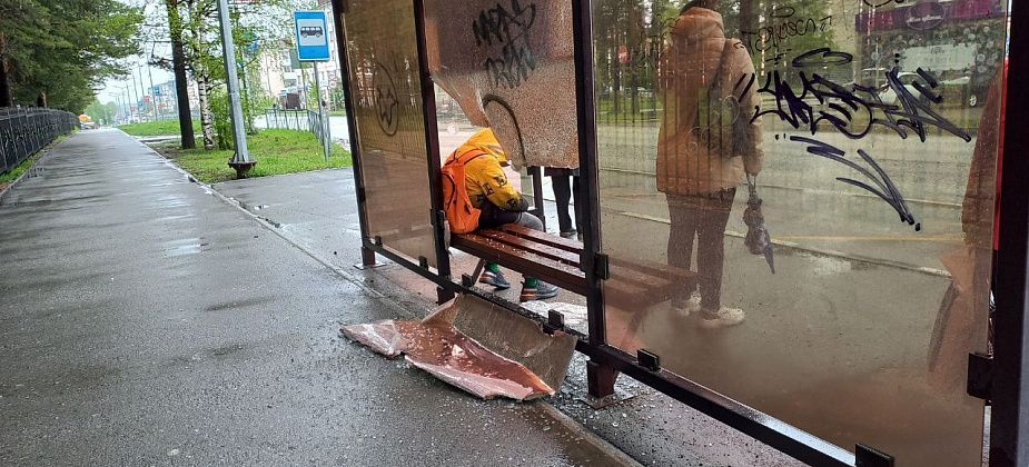 В Карпинске разбили еще одну автобусную остановку