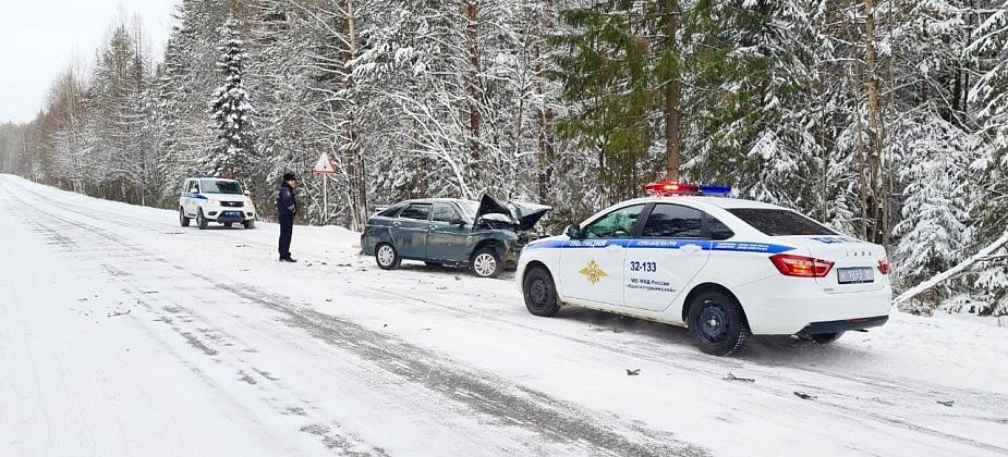 На трассе под Карпинском «ВАЗ-2112» столкнулся с деревом