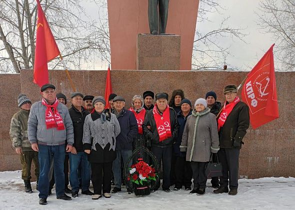 Вчера, в день Октябрьской революции, карпинские коммунисты возложили цветы к памятнику Ленину