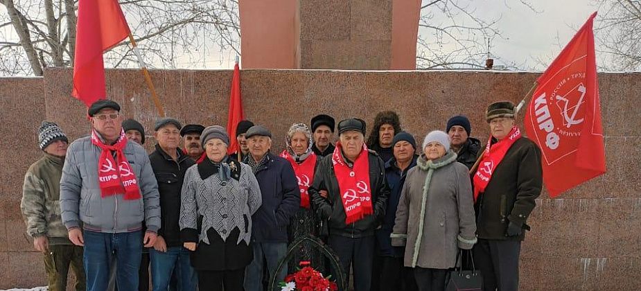 Вчера, в день Октябрьской революции, карпинские коммунисты возложили цветы к памятнику Ленину