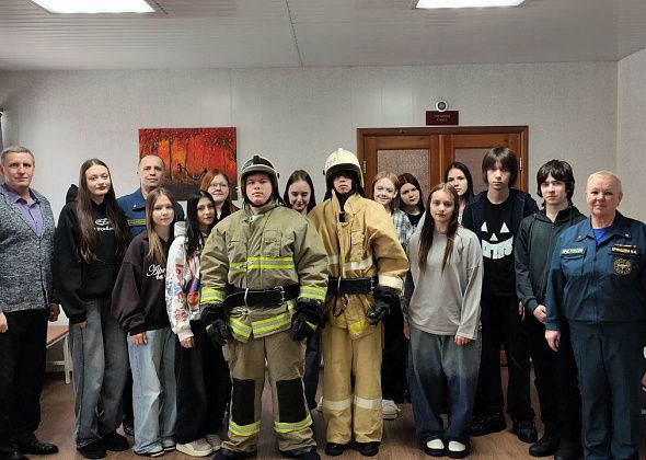 Студенты машиностроительного техникума примерили боевую одежду пожарных